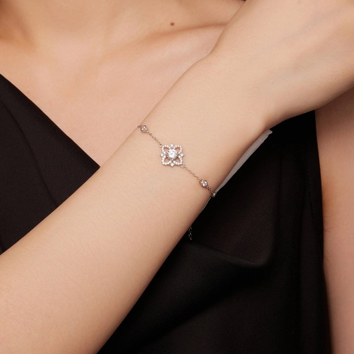 Béra&Co Moissanite Flower Bracelet