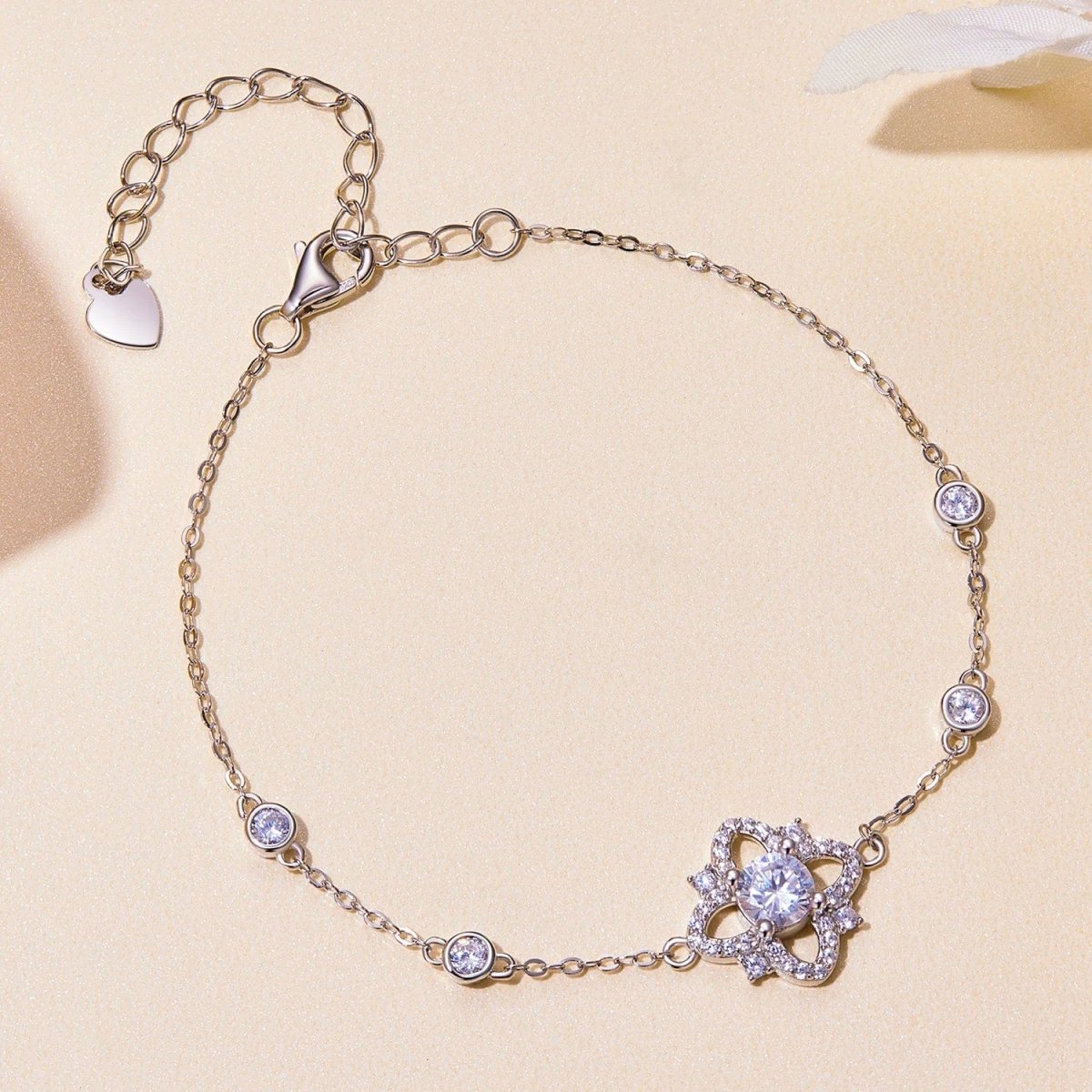 Béra&Co Moissanite Flower Bracelet