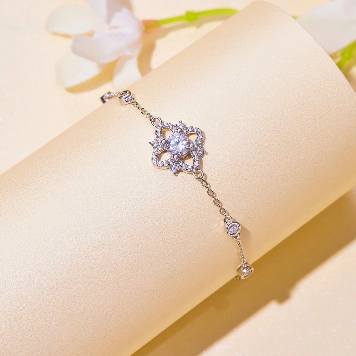Béra&Co Moissanite Flower Bracelet