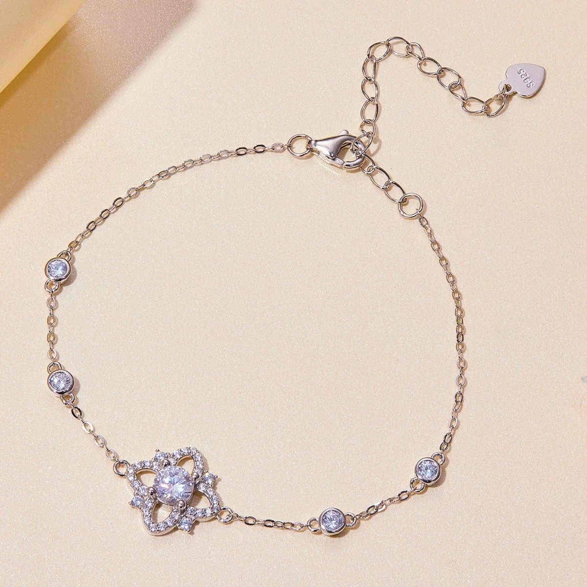 Béra&Co Moissanite Flower Bracelet