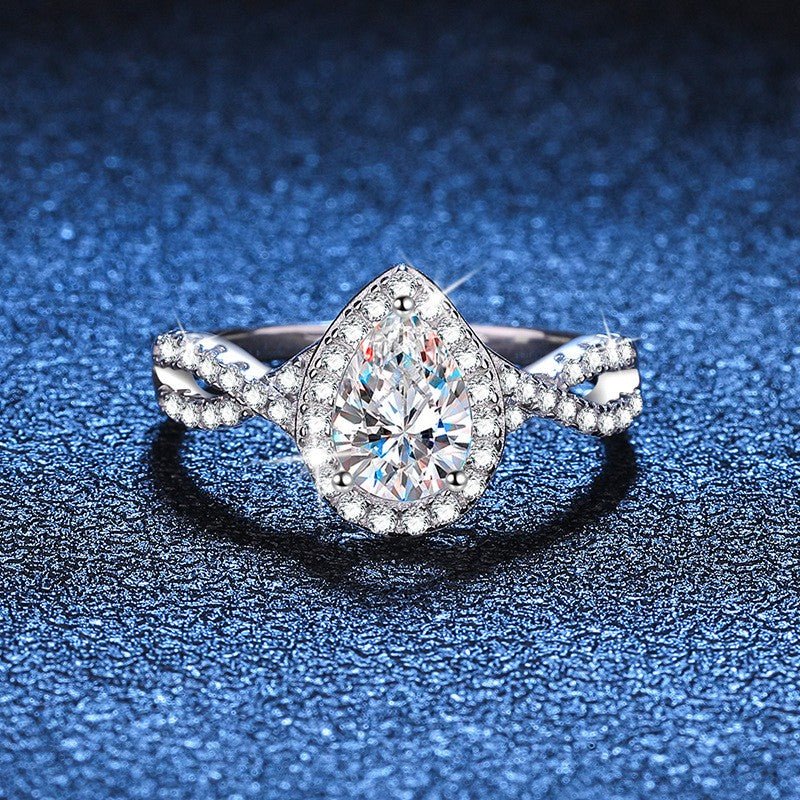 Béra&Co Teardrop Elegance Moissanite Ring