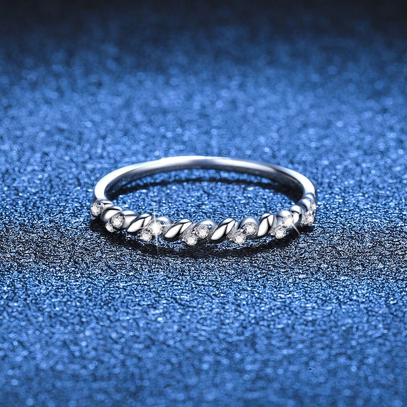 Béra&Co Twisted Elegance Moissanite Band