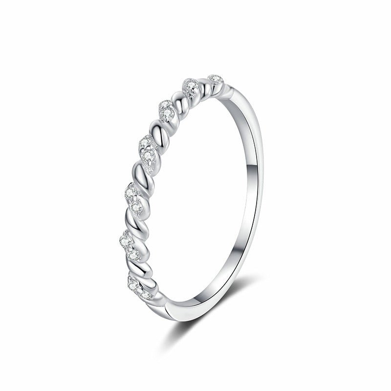 Béra&Co Twisted Elegance Moissanite Band