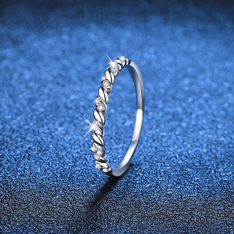 Béra&Co Twisted Elegance Moissanite Band