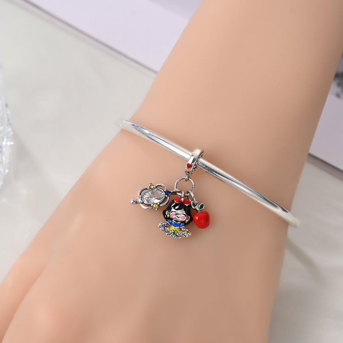 Snow White with Apple, Mirror, & Flower Dangle Charm